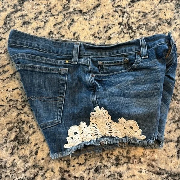 Lucky Riley Jean Shorts W/ Knit Designs and Fringed Hems Sz 27/4 - Picture 7 of 10
